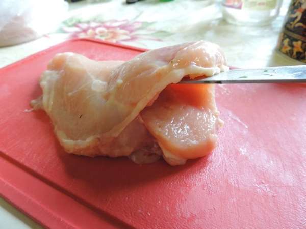 Мы должны прорезать кармашек и не прорезать грудку насквозь.