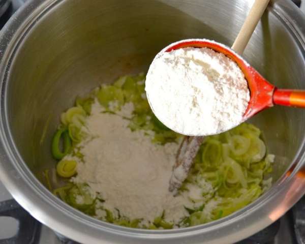 Лук порей вымойте и нарежьте тонкими полукольцами. Цветную капусту разберите на небольшие соцветия. Несколько маленьких соцветий нужно сохранить, чтобы использовать в дальнейшем при подаче супа. В кастрюле разогрейте сливочное масло и пассируйте в нем лук-порей в течение 3-х минут. Добавьте муку. Лук порей вымойте и нарежьте тонкими полукольцами. Цветную капусту разберите на небольшие соцветия. Несколько маленьких соцветий нужно сохранить, чтобы использовать в дальнейшем при подаче супа. В кастрюле разогрейте сливочное масло и пассируйте в нем лук-порей в течение 3-х минут. Добавьте муку.