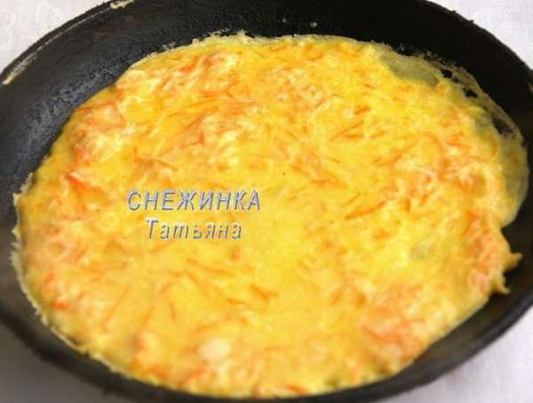 Я пеку блинчики, смазывая сковороду салом. Можно смазать кусочком картофеля или салфеткой, смоченной в растительном масле. Наливаем тесто на сковороду (у меня диаметром 19 см), как для обычных тонких блинчиков, единственное, что тесто не так растекается за счёт овощей, но тут главное хорошо распределить при помощи ложки, чтобы блинчик был тонкий. Я пеку блинчики, смазывая сковороду салом. Можно смазать кусочком картофеля или салфеткой, смоченной в растительном масле. Наливаем тесто на сковороду (у меня диаметром 19 см), как для обычных тонких блинчиков, единственное, что тесто не так растекается за счёт овощей, но тут главное хорошо распределить при помощи ложки, чтобы блинчик был тонкий.