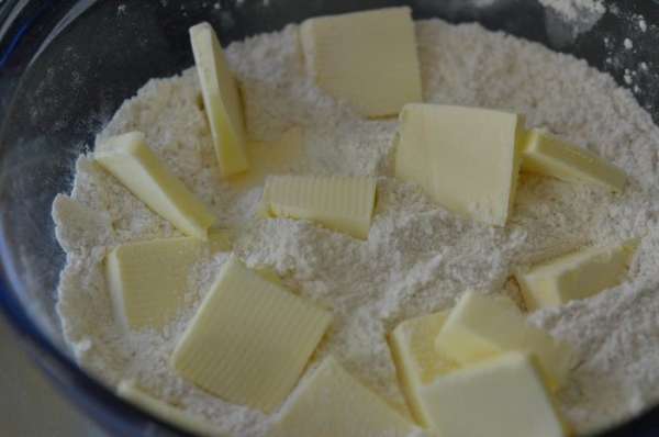 Приготовим бисквит. Смешаем муку и сахар. Добавим холодное сливочное масло порезанное на кусочки. Порежем все в месте в крошку ножом или вилкой. Отложим 3/4 стакана в сторону. В эту часть добавим разрыхлитель, пищевую соду и соль. Перемешаем. Приготовим бисквит. Смешаем муку и сахар. Добавим холодное сливочное масло порезанное на кусочки. Порежем все в месте в крошку ножом или вилкой. Отложим 3/4 стакана в сторону. В эту часть добавим разрыхлитель, пищевую соду и соль. Перемешаем.