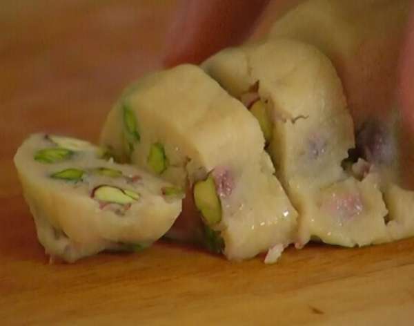 Охлажденное тесто нарезать кружками.