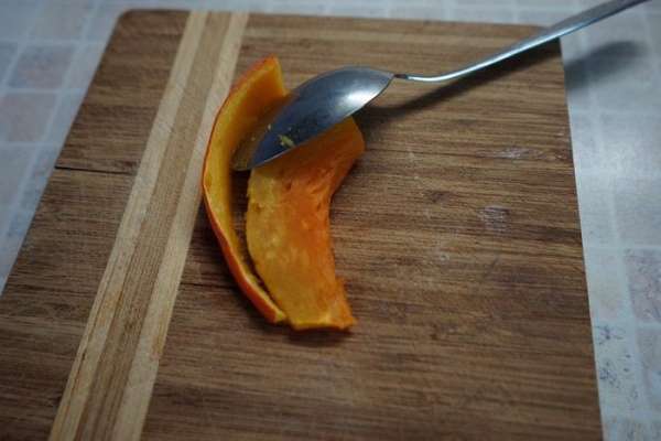 Вот так легко счищаем тыквенную мякоть со шкурки.