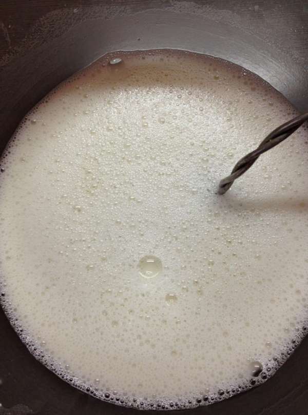 Смешать картофельный крахмал с солью и сахаром, добавить воду, яйцо и замесить жидкое блинное тесто. Смешать картофельный крахмал с солью и сахаром, добавить воду, яйцо и замесить жидкое блинное тесто.