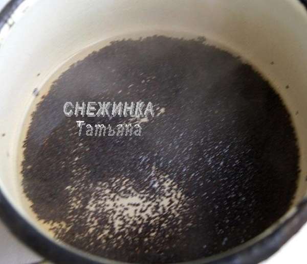 Для соуса мак заливаем вином, ставим на огонь, доводим до кипения. Оставляем, чтобы мак набух. Для соуса мак заливаем вином, ставим на огонь, доводим до кипения. Оставляем, чтобы мак набух.