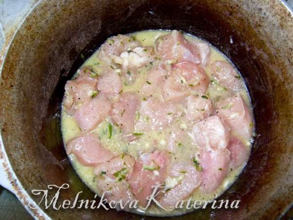 Очень вкусно подать мясо с миндальными хлопьями. Поскольку у меня хлопьев не было, то я решила сделать так: замочила горсть миндаля в кипятке на час, затем сняла кожуру (она снимается очень легко) и разделила каждое ядро надвое (тоже легко отделяется). Очень вкусно подать мясо с миндальными хлопьями. Поскольку у меня хлопьев не было, то я решила сделать так: замочила горсть миндаля в кипятке на час, затем сняла кожуру (она снимается очень легко) и разделила каждое ядро надвое (тоже легко отделяется).