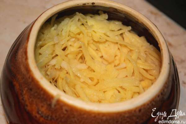 Выложить картофель в форму для запекания (у меня горшочек). 