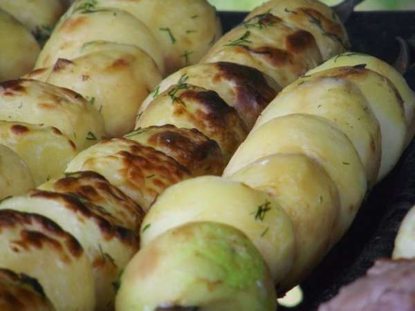 Периодически смазываем картофель маринадом и не забываем переворачивать! Любой крышкой от формы 'обдуваем' картофель, чтобы угольки не угасали и держали равномерную температуру. Периодически смазываем картофель маринадом и не забываем переворачивать! Любой крышкой от формы 'обдуваем' картофель, чтобы угольки не угасали и держали равномерную температуру.