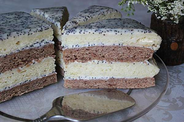Соберите торт, промазывая коржи сметанным кремом.
Оставшуюся часть сметанного крема доведите до закипания, поварите при помешивании на слабом огне - это глазурь, которой аккуратно полейте верхнюю поверхность торта.
Дайте торту пропитаться.
Приятного чаепития! Соберите торт, промазывая коржи сметанным кремом.
Оставшуюся часть сметанного крема доведите до закипания, поварите при помешивании на слабом огне - это глазурь, которой аккуратно полейте верхнюю поверхность торта.
Дайте торту пропитаться.
Приятного чаепития!