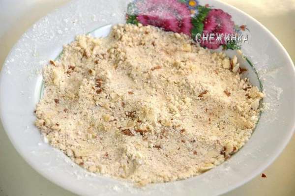 К масляно-мучной смеси добавляем измельченный миндаль, сахар и корицу. Хорошенько перемешиваем. Убираем в холодильник.
