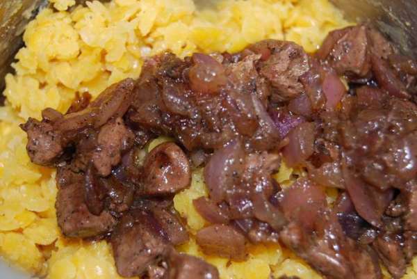 Приготовим соус для запекания курицы.
Смешаем сметану,вино.