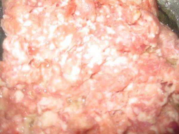 Добавьте мясной фарш, перемешивая. Добавьте мясной фарш, перемешивая.