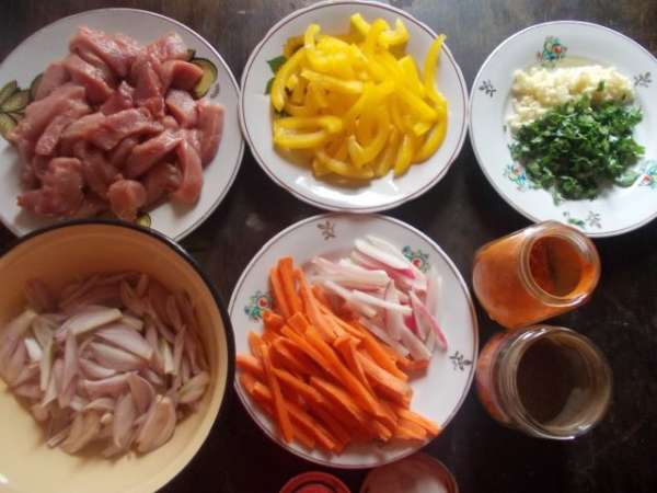Тем временем, приготовим подлив для лагмана. Мясо, перец, лук, морковь и редис, порежем соломкой, чеснок и зелень мелко. Тем временем, приготовим подлив для лагмана. Мясо, перец, лук, морковь и редис, порежем соломкой, чеснок и зелень мелко.