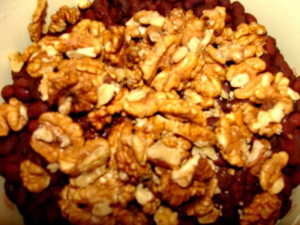 Орехи и кинзу смешать с фасолью. Добавить смесь перцев молотую по вкусу. Измельчить блендером до однородной массы. Орехи и кинзу смешать с фасолью. Добавить смесь перцев молотую по вкусу. Измельчить блендером до однородной массы.