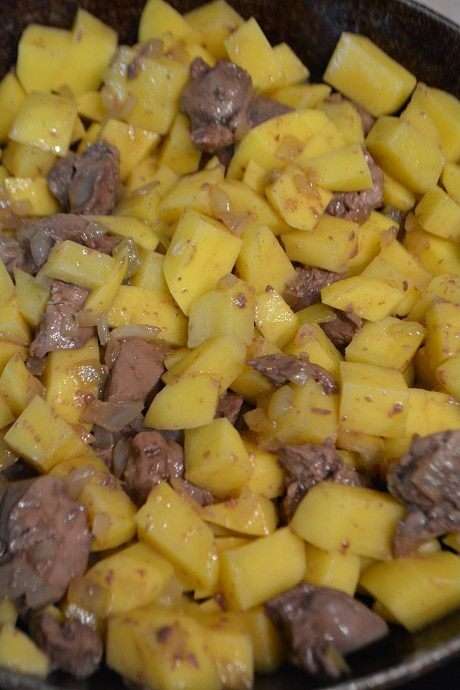 Картофель очистить, порезать кубиками. В сковороду добавить картофель и тушить под крышкой на медленном огне 20 минут.