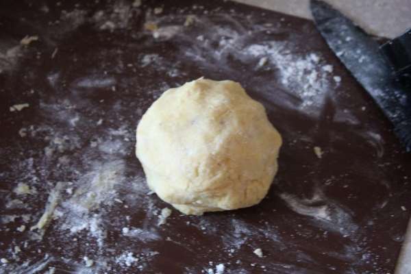 Сделаем тесто. Самое главное в приготовлении песочного теста - все продукты и инструменты для его приготовления должны быть холодными!На холодную разделочную доску выложим муку и масло, порубим ножом в крошку. Смешаем мучную крошку со смесью яйца и воды.Теперь быстро замесим тесто ладонью. Тесто не должно начать прилипать к доске. Я последнее время делаю так: не скатываю тесто в шар,а раскатываю сразу его между двумя листами пергамента и убираю в холодильник на 15-20 минут. Это рецепт от одного известного кондитера. Сделаем тесто. Самое главное в приготовлении песочного теста - все продукты и инструменты для его приготовления должны быть холодными!На холодную разделочную доску выложим муку и масло, порубим ножом в крошку. Смешаем мучную крошку со смесью яйца и воды.Теперь быстро замесим тесто ладонью. Тесто не должно начать прилипать к доске. Я последнее время делаю так: не скатываю тесто в шар,а раскатываю сразу его между двумя листами пергамента и убираю в холодильник на 15-20 минут. Это рецепт от одного известного кондитера.