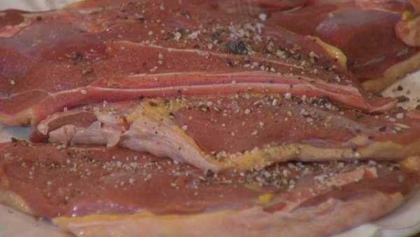 Утиное мясо натереть пряной смесью со всех сторон и дать постоять.