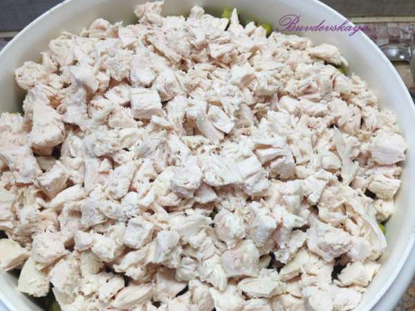 Куриное филе также нарезать мелкими кубиками и добавить к овощам.