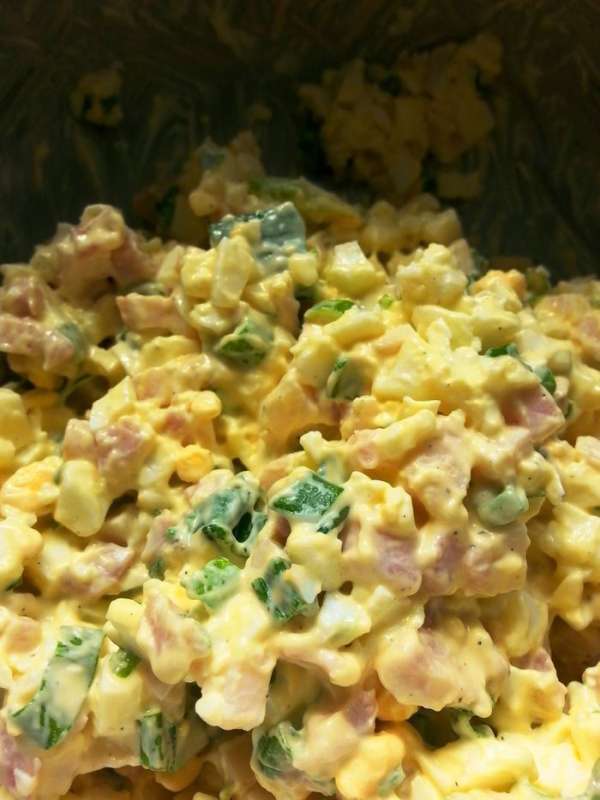 Добавить майонез, чтобы связать начинку. И черный перец не помешает. Все перемешать. Получится своеобразный салатик. Добавить майонез, чтобы связать начинку. И черный перец не помешает. Все перемешать. Получится своеобразный салатик.