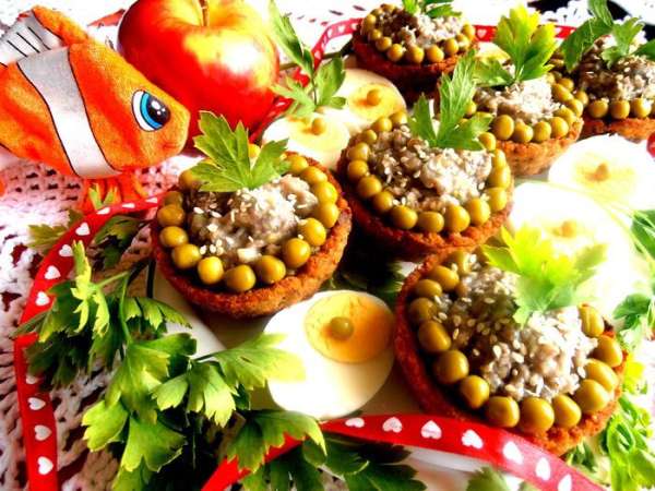 Украшаем по краям горошинами...