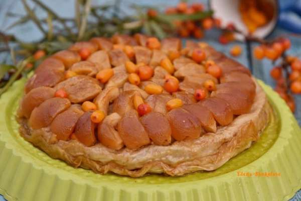 Сверху еще присыпать пирог облепихой. 
Угощайтесь! Вкуснее всего пирог тёплым.