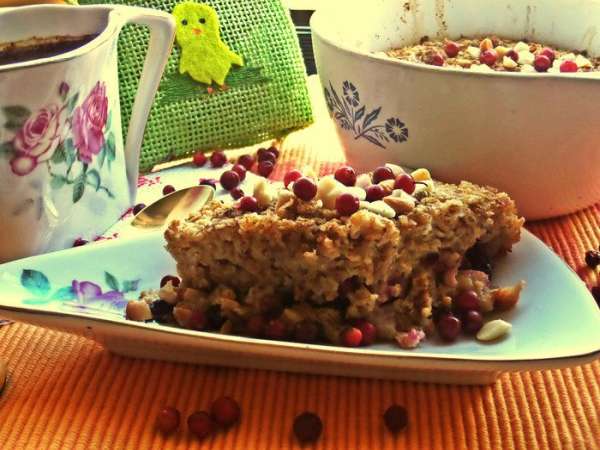 Верх я посыпала орешками, корицей и украсила ягодами. Завтрак, поднимающий настроение, готов!