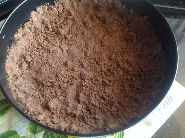 На дно формы выложите 2/3 части теста, сделайте бортики. На дно формы выложите 2/3 части теста, сделайте бортики.