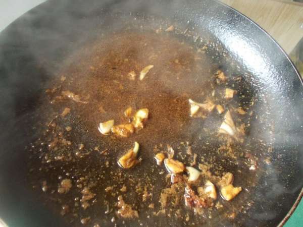 Для соуса необходимо в сковороду где жарилось мясо, со всеми оставшимися соками влить 100 г коньяка и 1 раздавленный зубок чеснока.Дождаться пока выпарится алкоголь, добавить пол стакана воды и сок с тарелки с мясом. Выпарить до желаемой консистенции. Для соуса необходимо в сковороду где жарилось мясо, со всеми оставшимися соками влить 100 г коньяка и 1 раздавленный зубок чеснока.Дождаться пока выпарится алкоголь, добавить пол стакана воды и сок с тарелки с мясом. Выпарить до желаемой консистенции.