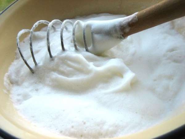 Взбитые белки возвращаются на кухню...