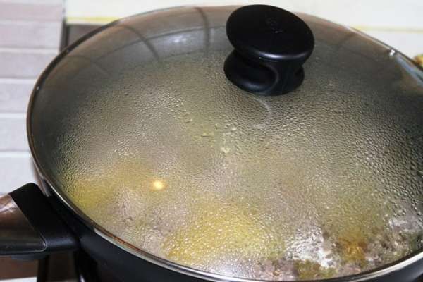 Сковороду накрыть крышкой, убавить огонь до минимума и тушить 1 час. Сковороду накрыть крышкой, убавить огонь до минимума и тушить 1 час.