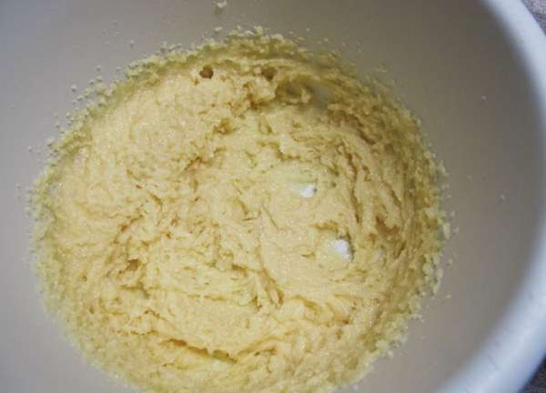 Заранее приготовьте продукты, чтобы все было под рукой. Включите духовку на 170 — 180°С.
Если мед густой, распустите его вместе с маслом на водяной бане или в микроволновке.
Добавьте сахар и взбейте добела.
