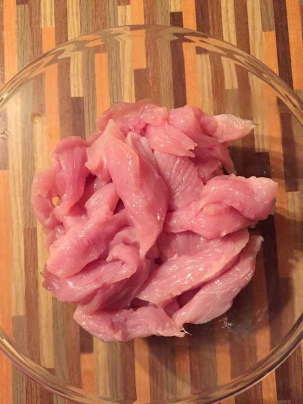 Нарезать филе индейки небольшими кусочками. 