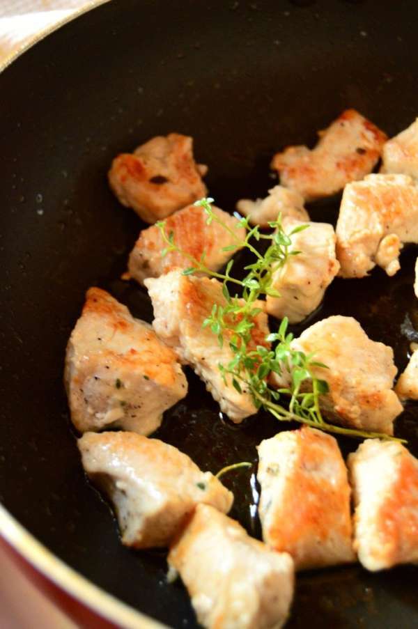 Нарезаем индейку небольшими кусочками. Готовим смесь из перца и соли.
Натираем смесью индейку, разогреваем масло на сковороде, обжариваем кусачки до золотистой корочки. Нарезаем индейку небольшими кусочками. Готовим смесь из перца и соли.
Натираем смесью индейку, разогреваем масло на сковороде, обжариваем кусачки до золотистой корочки.