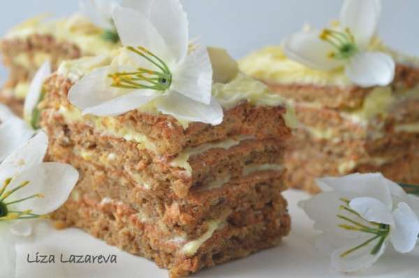 Разрезать на 6-8 равных кусочков. Можно украсить по вкусу...например свежей ягодой или шоколадом. Я посыпала миндальными хлопьми. 