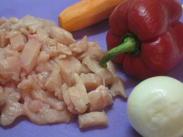 Куриное филе нарезать небольшими кусочками.