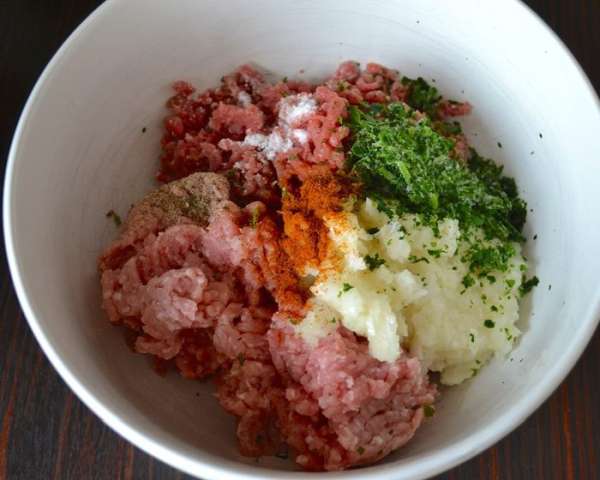 Следом добавить рубленую зелень. Посолить и поперчить по вкусу. Хорошо вымесить фарш.