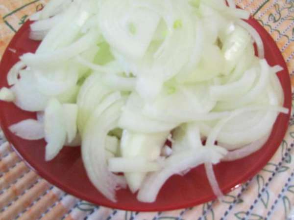 Лук нарезать полукольцами.