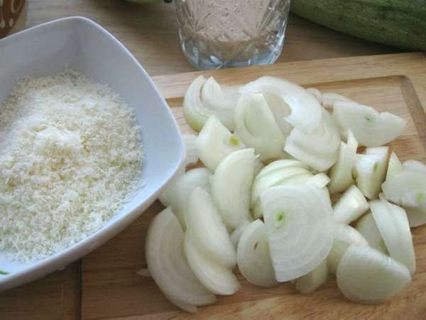 Лук почистить. Порезать полукольцами.Пармезан натереть на мелкой терке, смешать с сухарями.
Лук почистить. Порезать полукольцами.Пармезан натереть на мелкой терке, смешать с сухарями.