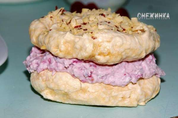 Сверху безе с орехами.