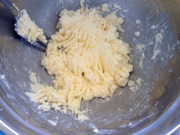 Масло хорошо растереть с сахаром.