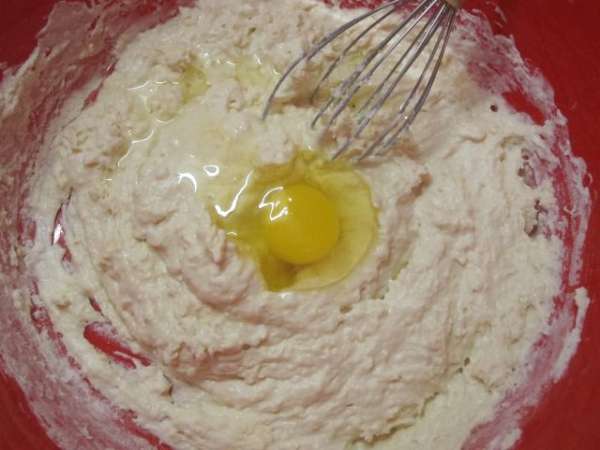 Добавить 1 яйцо, остальные 4 яйца - для начинки. Добавить 1 яйцо, остальные 4 яйца - для начинки.