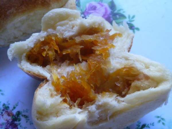 А вот и разломчик. 
Очень нежно, очень вкусно и красиво.
Угощайтесь и Вы! 
Приятного аппетита!