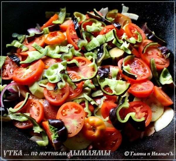 Потом укладываем слой помидоров, так чтобы мясо было полностью прикрыто и перцев тех самых, которые болгарскими называют. Потом укладываем слой помидоров, так чтобы мясо было полностью прикрыто и перцев тех самых, которые болгарскими называют.