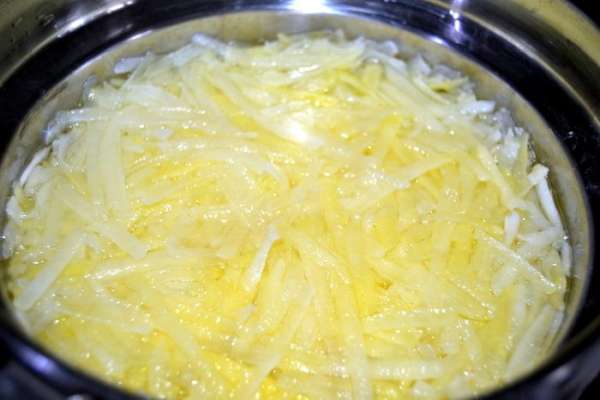 Залить картофель кипятком и проварить 3-5 минут.Воду слить и промыть холодной.Остудить. Залить картофель кипятком и проварить 3-5 минут.Воду слить и промыть холодной.Остудить.