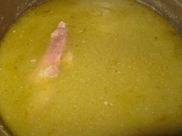 В большую кастрюлю( у меня скороварка) положить мясо и замоченный горох, залить водой, приправить по вкусу солью и варить не менее часа( в скороварке 35 мин).