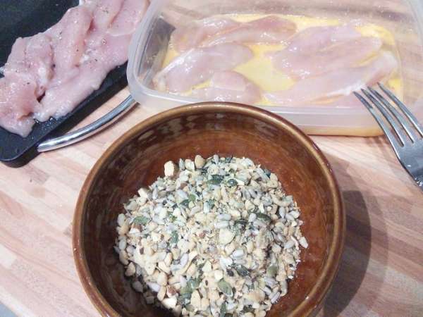 Мясо режем на продолговатые брусочки, солим, перчим, окунаем в яйцо, затем обсыпаем миксом из семечек, орехов и т. д. 