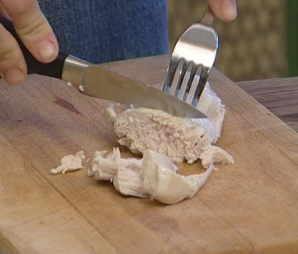 Куриную грудку отварить и нарезать тонкими полосками. Куриную грудку отварить и нарезать тонкими полосками.