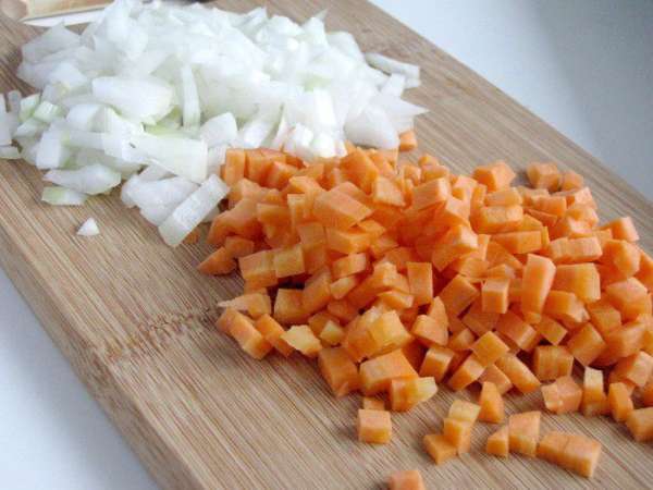 Морковь и лук нарезать мелкими кубиками. 