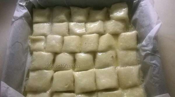 
Форму для выпекания застелить пекарской бумагой и смазать растопленным маслом.

Выложить плотно друг к дружке нашу баклаву и щедро смазать сверху маслом.
Масла должно быть достаточно, оно примерно должно покрывать на 1/2 содержимого. Такого масло должно быть достаточно, чтобы при выпечке тесто не высохло (так было по рецепту сказано).

****В принципе баклава печется очень быстро и на будущее, из-за жирности, я бы не советовала заливать ее маслом на половину. Достаточно было бы просто еще раз пройтись сверху кисточкой с маслом.
