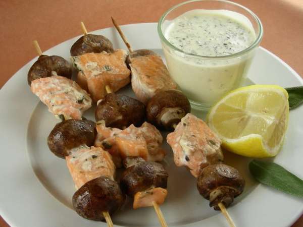 Подаем шашлычки с соусом и лимоном и гарниром по вкусу. У меня была овощная смесь из стручковой фасоли и перца. Приятного аппетита))
