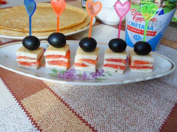 Скрепляем шпажкой блинчики с семгой и маслинкой. Скрепляем шпажкой блинчики с семгой и маслинкой.